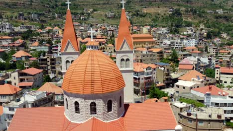 elevándose sobre la hermosa catedral de san saba en el líbano -ascenso aéreo