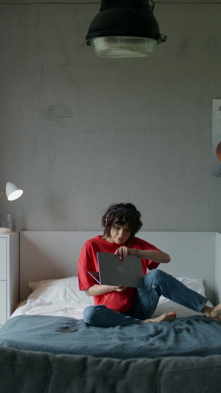 mujer trabajando desde la cama