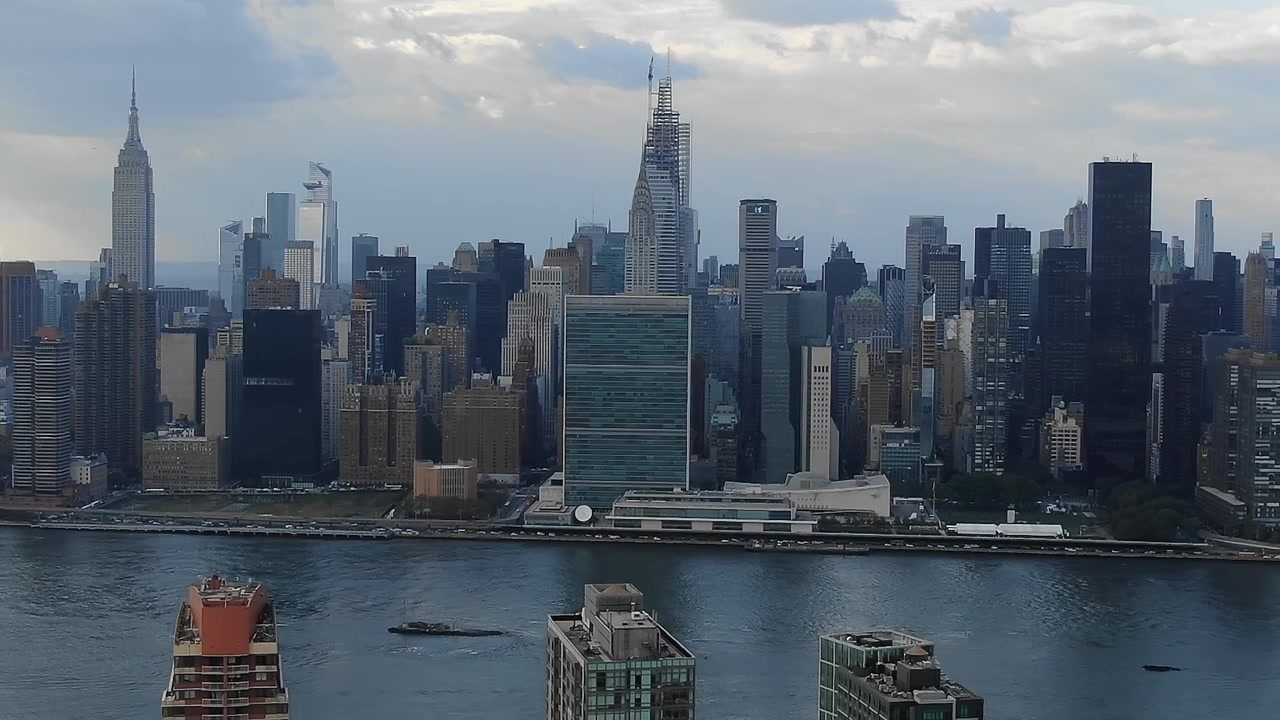 Vista dello skyline di New York City con edifici vicino all'acqua