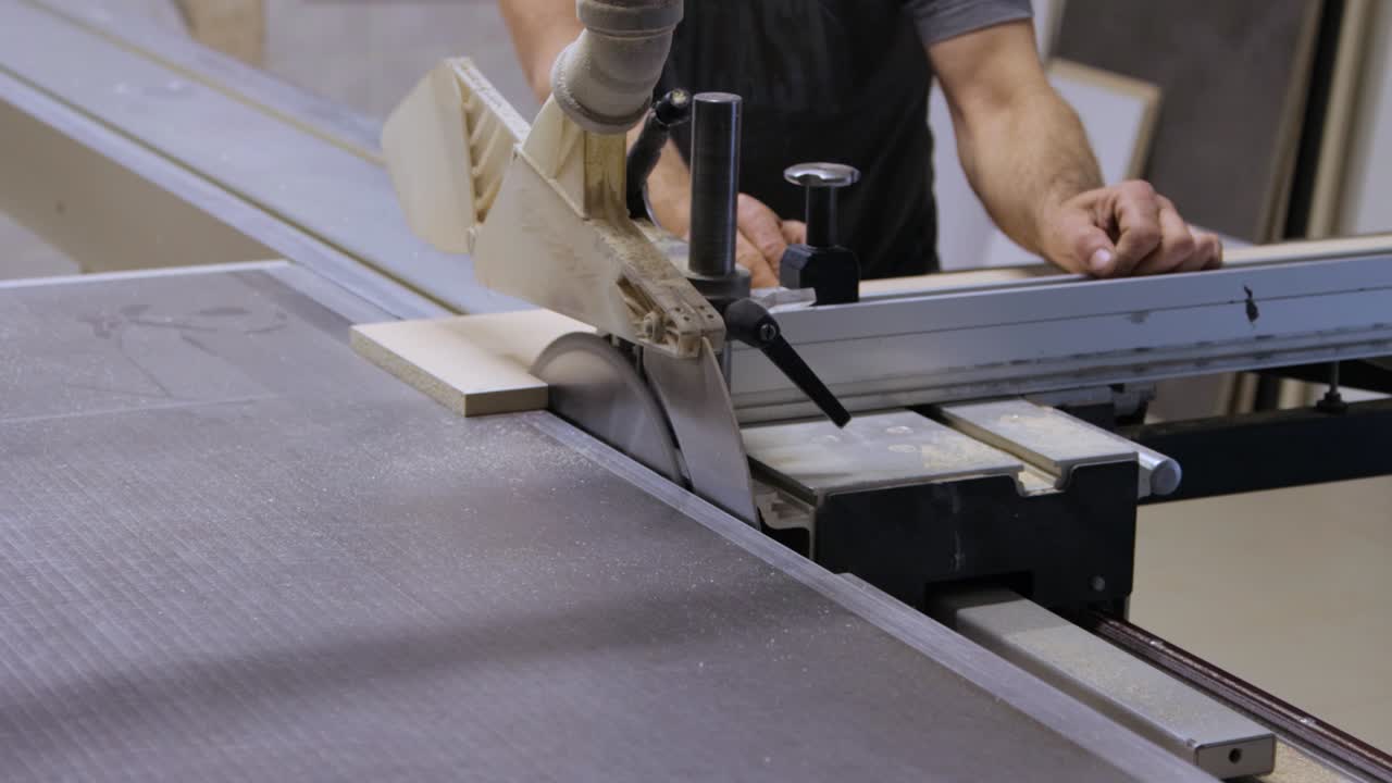 proceso de corte en sierra circular en primer plano