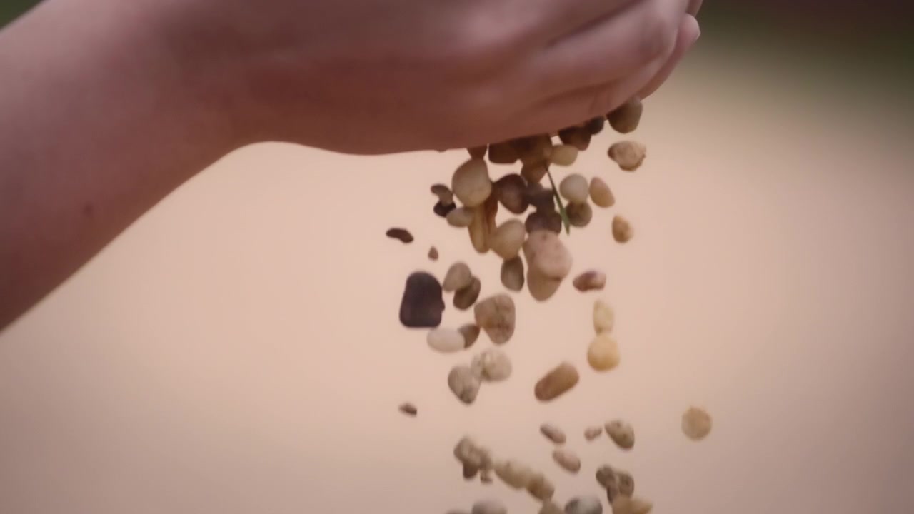 Småsten falder i slowmotion