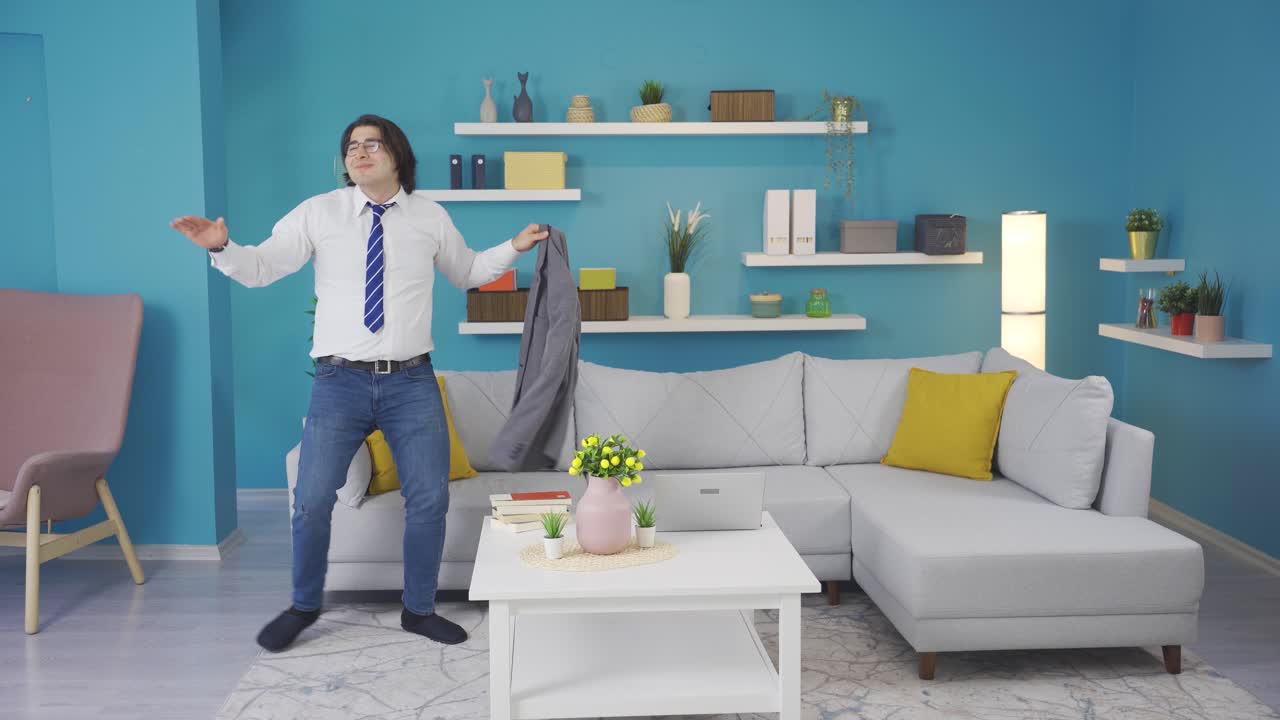 仕事から帰宅し、面白いダンスをする男性