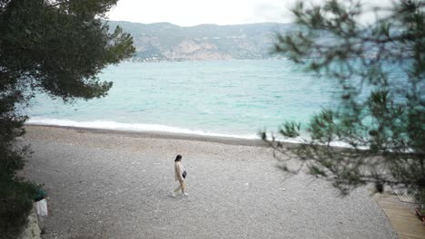 Mädchen-Zu-Fuß-Am-Strand-In-Frankreich