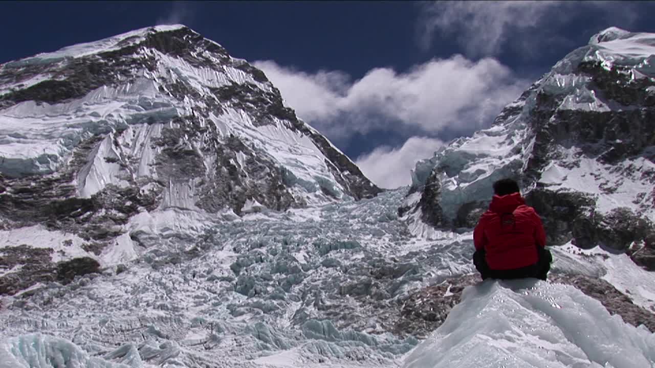 쿰부 빙폭을 바라보며 앉아 있는 산악인