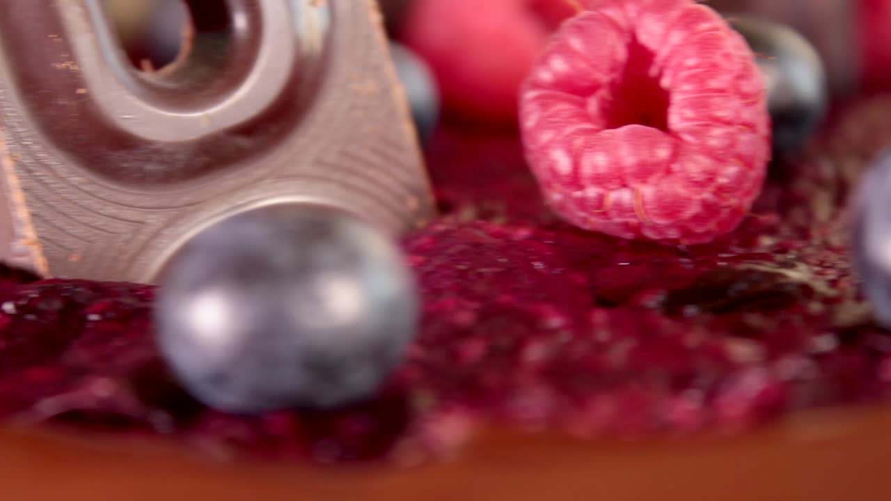 pastel de chocolate y bayas