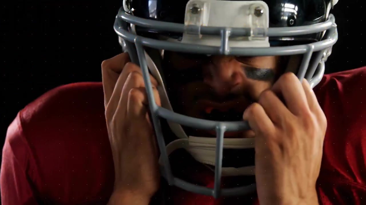 Giocatore di football americano che espira nel paradenti e poi si aggiusta il casco per la partita, con una sovrapposizione a griglia animata.