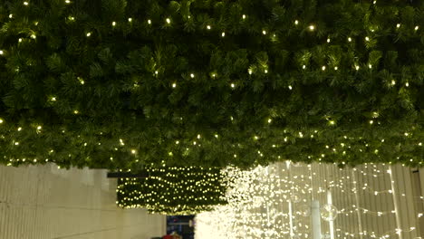 techos y paredes brillantes con luces navideñas en el centro comercial, vista vertical
