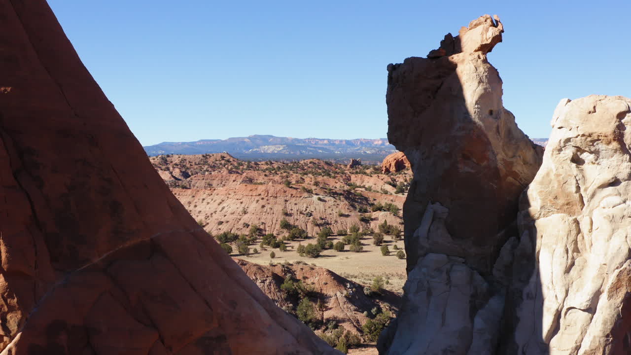 drone vuela entre rocas en un desierto y paisaje rocoso