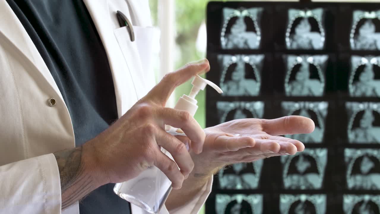 doctor frotándose las manos con una cantidad exuberante de gel desinfectante para manos, cerrar