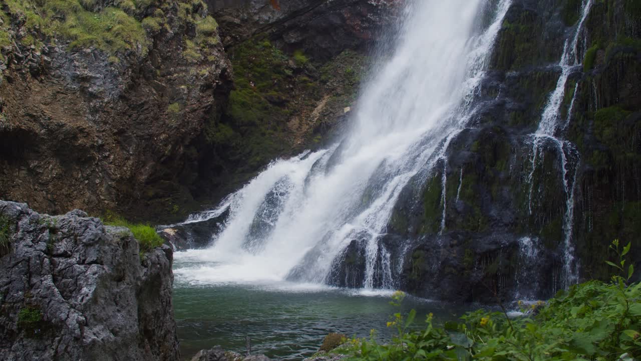 maravillosa cascada en el bosque austriaco, gollinger, tiro largo de mano, día