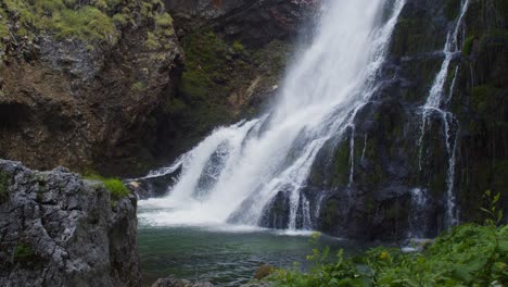 Maravillosa-Cascada-En-El-Bosque-Austriaco,-Gollinger,-Toma-Amplia-Sin-Trípode,-Día