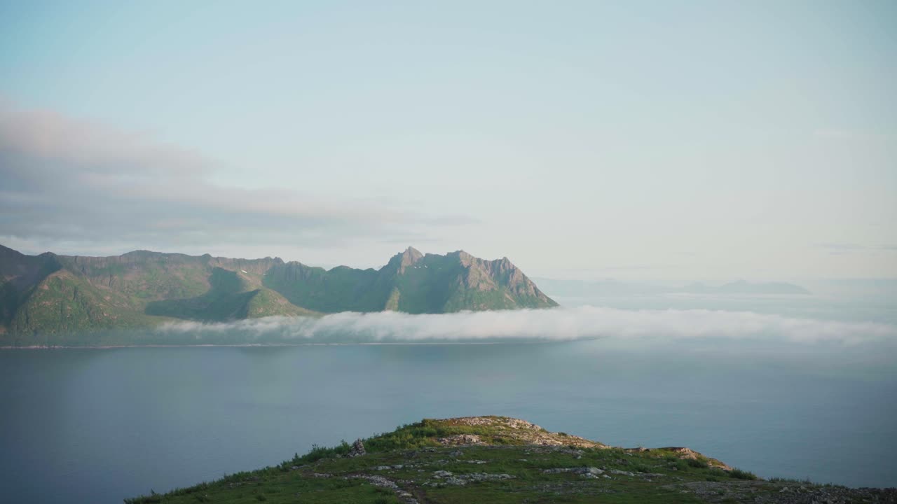 Naturskøn fjord og bjerge fra Strytinden, Norge - vidvinkeloptagelse