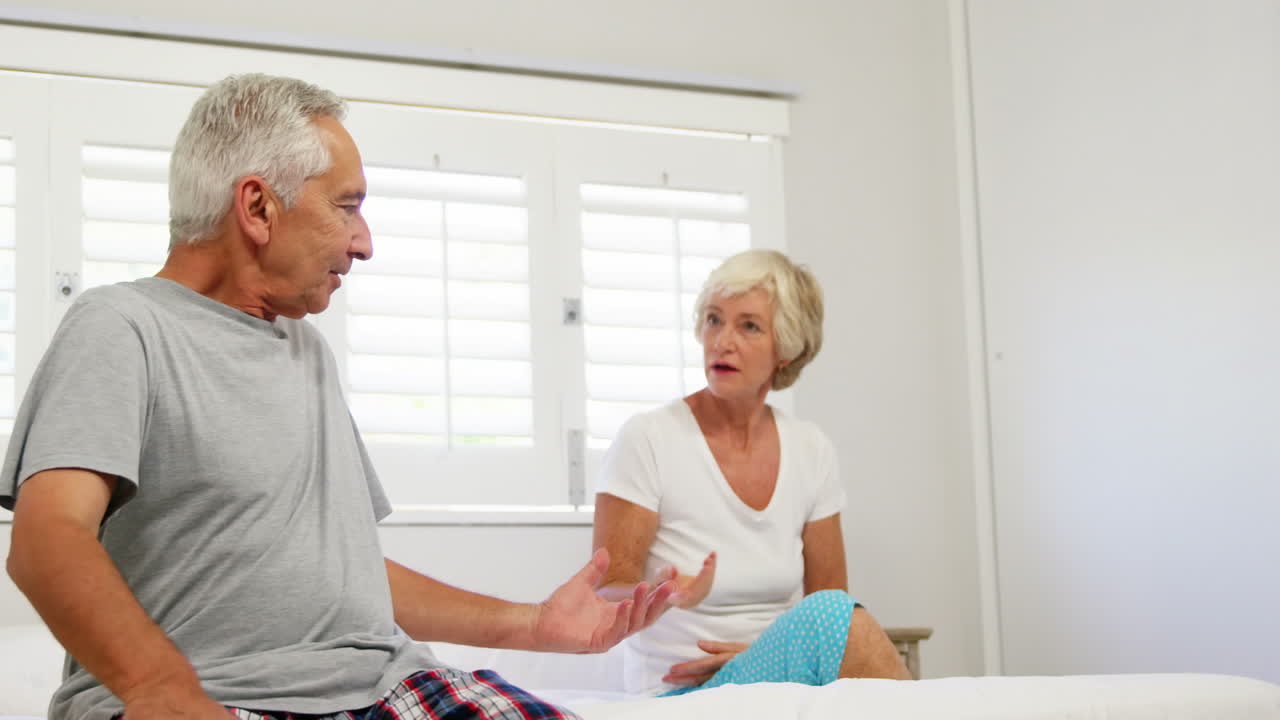 성숙 한 부부 가 함께 이야기 하는 것