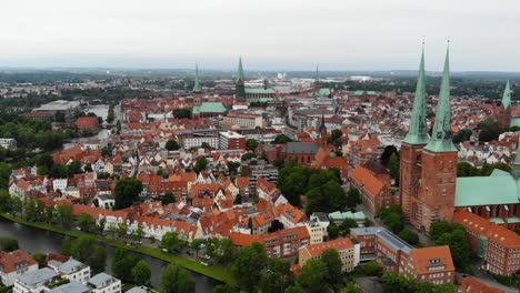 Drohnenaufnahme-Der-Deutschen-Altstadt-Von-Lübeck-Von-Oben