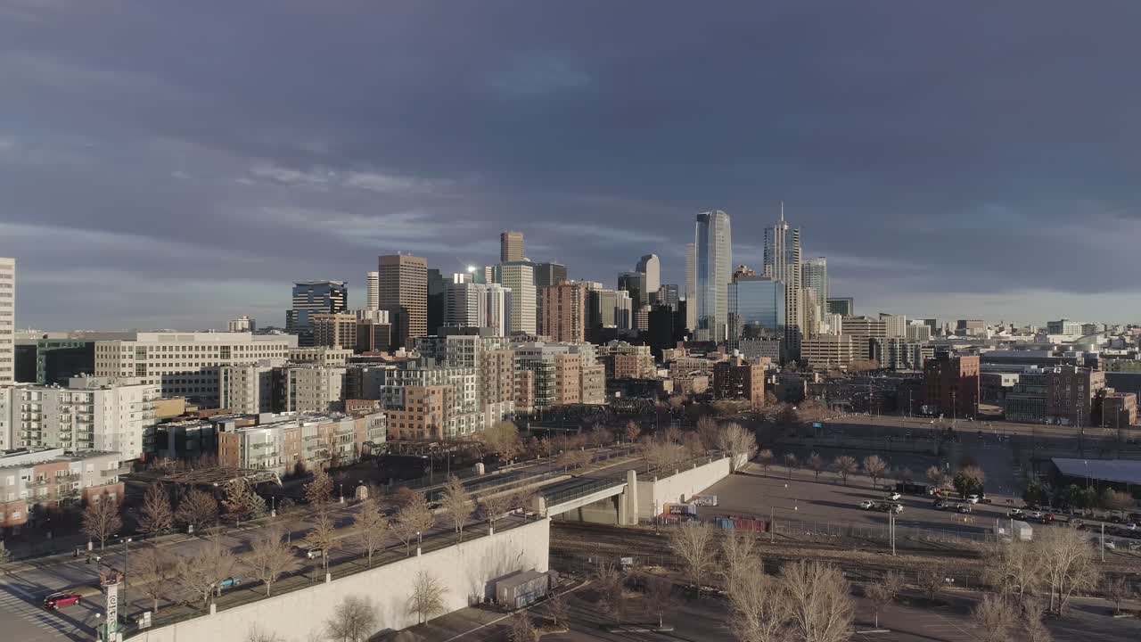 Denver, Colorado vicino a Speer Blvd durante la pandemia di Covid il 17 gennaio 2021, ripresa drone con lieve discesa