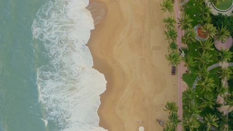 Drone-View-Nha-Trang-Beach-Temprano-En-La-Mañana-Con-Torre-De-Incienso-Y-Mucha-Gente-Está-Nadando