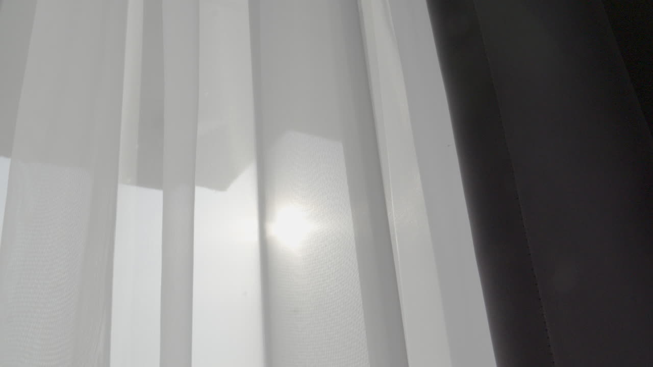 disparo abstracto de cortinas de aspecto corporativo moderno blanco en una casa