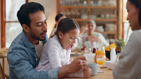 Familie,-Frühstück-Und-Vater-Füttert-Mädchen-Mit-Müsli