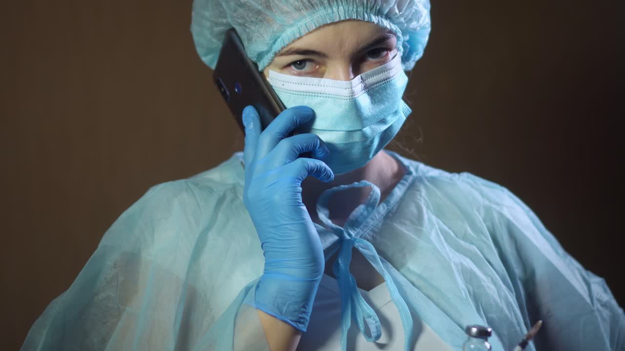 Filmato ravvicinato in 4K di una giovane donna che riempie una siringa con medicinali da una fiala