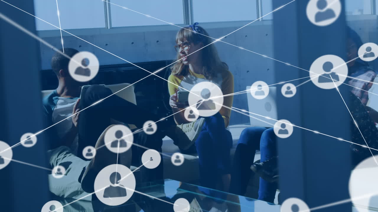 Animazione di una rete di icone profilo su diversi colleghi che discutono insieme in ufficio.