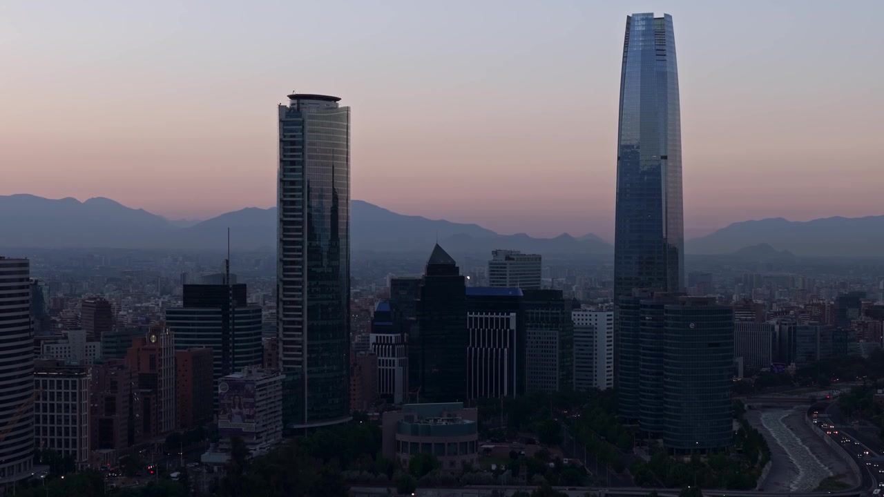 Vista aerea degli edifici del quartiere finanziario di Santiago con le Ande sullo sfondo.