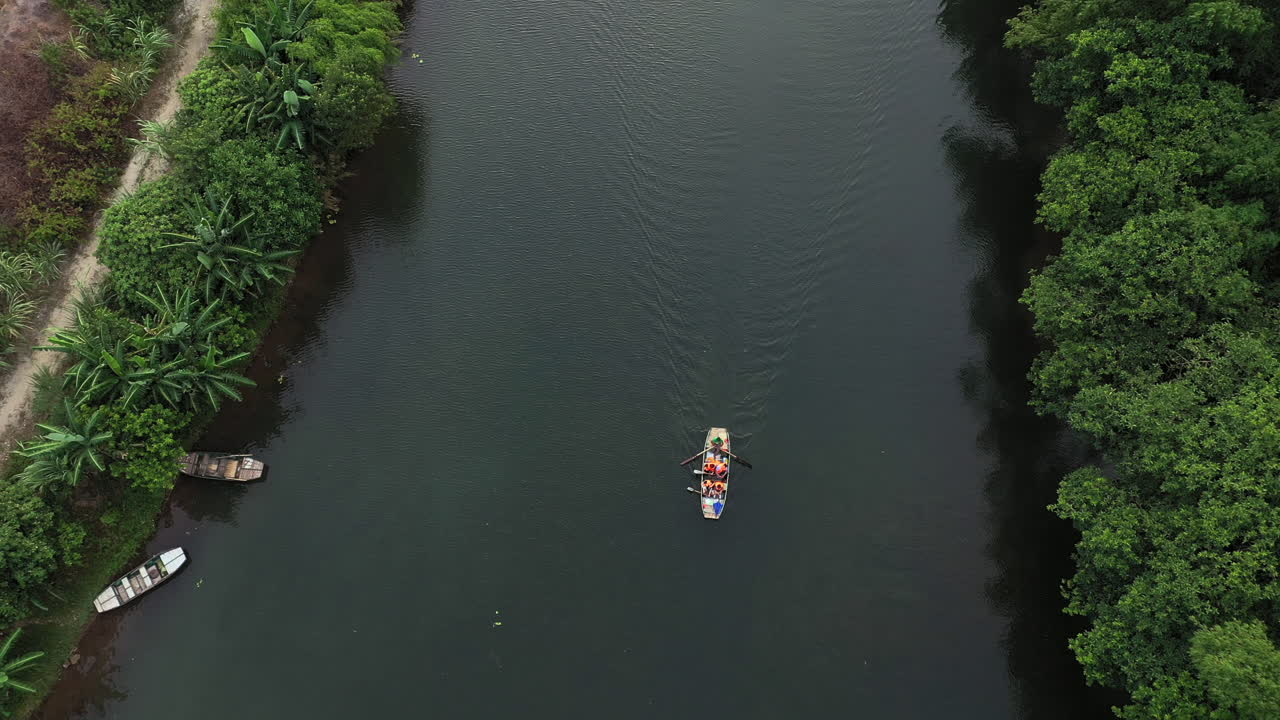 sigue remando y remando hacia nuevas aventuras.