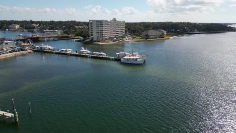 Muelles-Y-Puente-Levadizo-Cerca-De-Massalina-Bayou-En-El-Centro-De-La-Ciudad-De-Panamá,-Florida