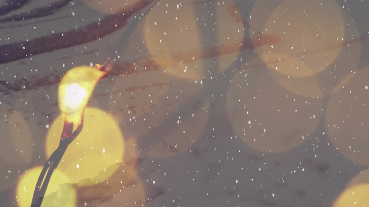 겨울 풍경 위에 내리는 눈에 비해 노란색 빛 반점이 있습니다.