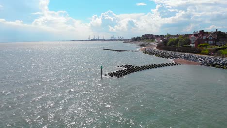 rompeolas y el pueblo