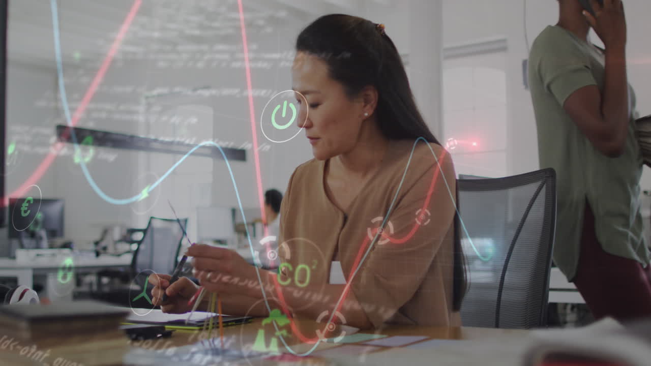 animación del procesamiento de datos sobre una mujer asiática con una paleta de colores utilizando una tableta gráfica en la oficina