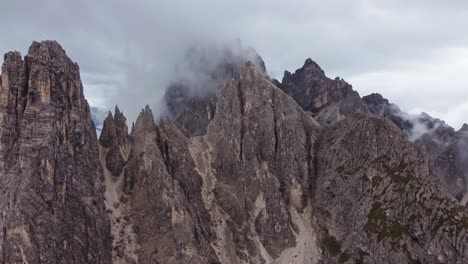 Epische-Verkleinerte-Drohnenaufnahme-Von-Cadini-Di-Misurina-In-Den-Dolomiten,-Italien