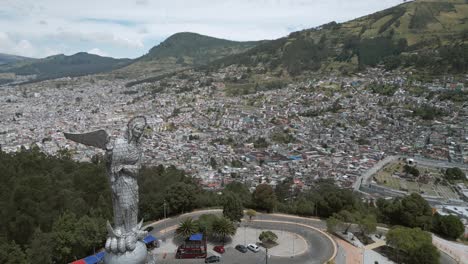 Vista-Aérea-Desde-La-Virgen-Del-Panecillo-A-La-Ciudad-De-Quito,-Ecuador