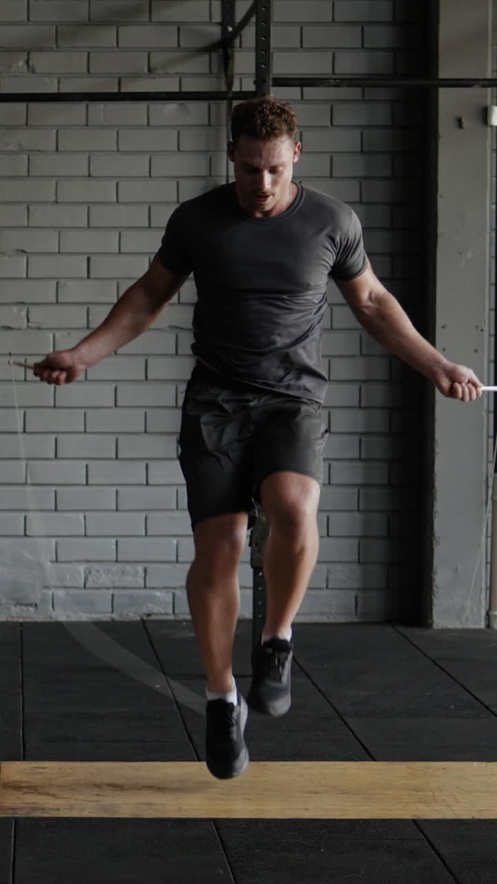 hombre saltando la cuerda en el gimnasio