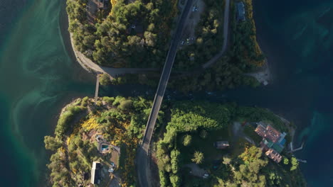 antena - puente sobre el rio correntoso, villa la angostura, neuquen, argentina, de arriba hacia abajo