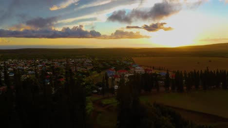 Carro-Aéreo-Al-Atardecer-Con-Un-Cielo-Impresionante-Sobre-La-Ciudad-De-Lanai,-Hawaii