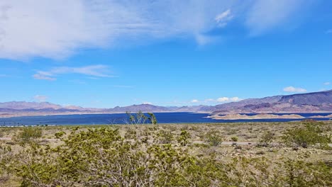 Vorbeifahrt-Am-Straßenrand-Entlang-Des-Lake-Mead-In-Nevada-Auf-Der-Route-167,-Wunderschöner-Blauer-Himmel-über-Der-Landschaft,-Nevada,-USA