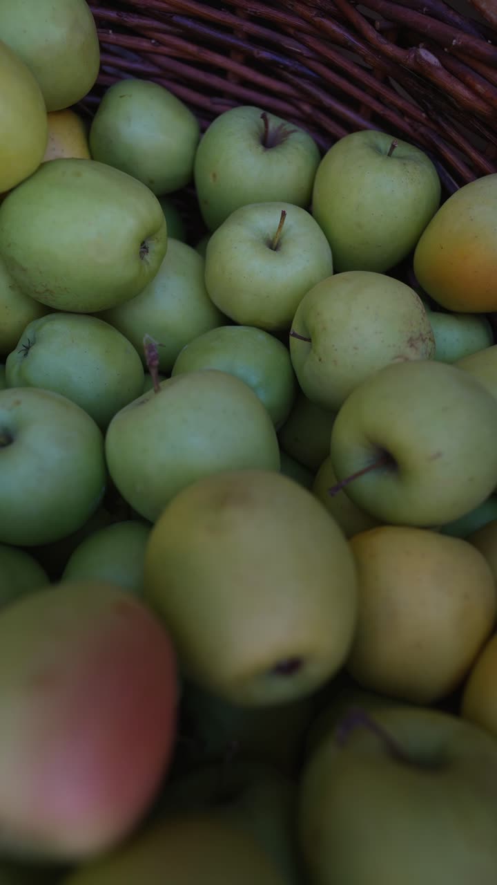 manzanas verdes en una canasta