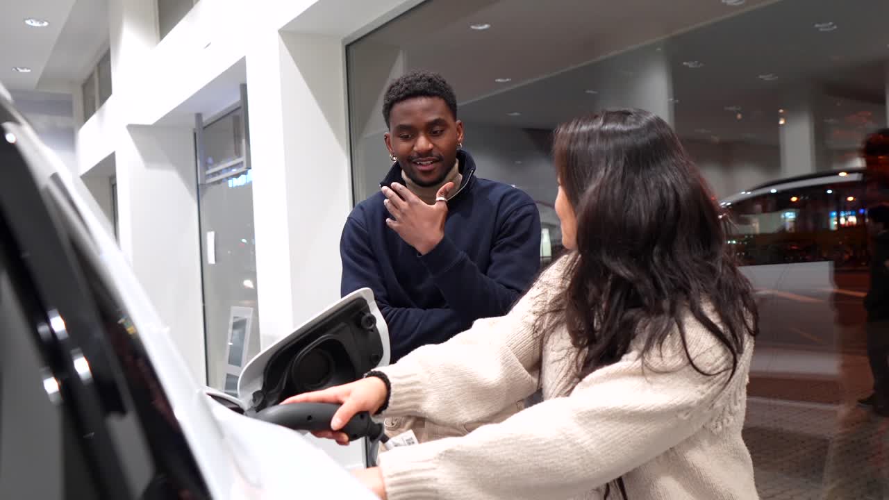 cargando un coche eléctrico