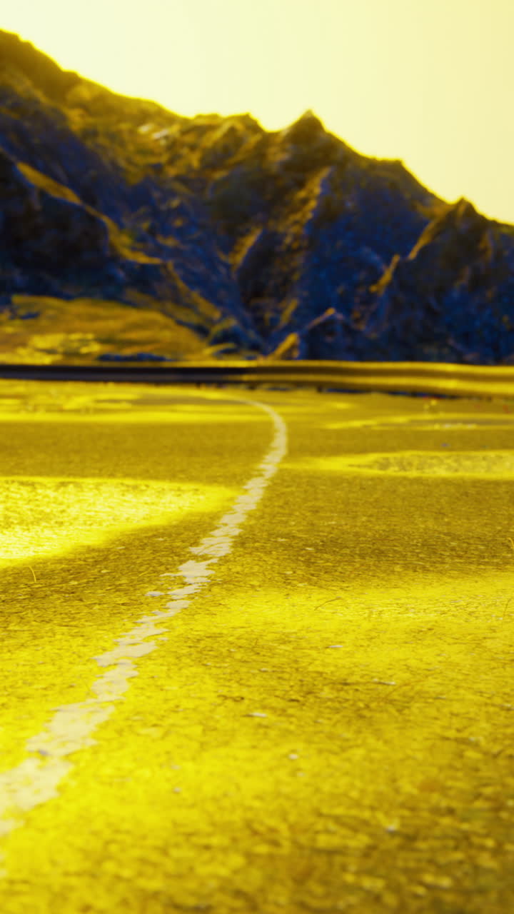 먼 산과 함께 노란색 사막 풍경을 통해 여행