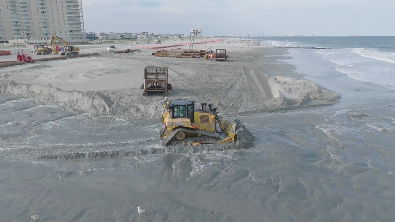 Ripascimento della spiaggia con bulldozer a Ocean City, New Jersey