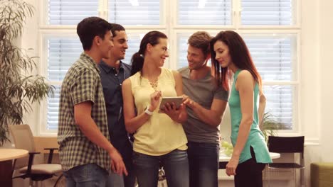 grupo de ejecutivos de negocios discutiendo sobre una tableta digital