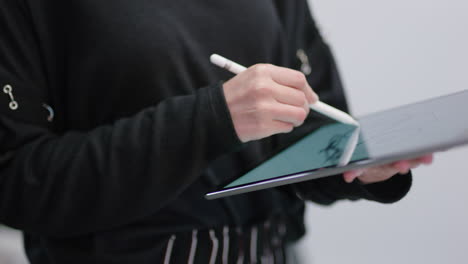 manos cercanas jóvenes ingenieros desarrollando prototipos de bicicletas utilizando computadoras tabletas viendo diseño 3d en dispositivos de pantalla táctil haciendo lluvia de ideas sobre el desarrollo futuro colaborando en la oficina creativa