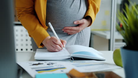 pregnant woman working in office