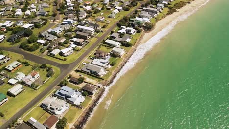 Vuelo-Aéreo-De-Drones-A-Lo-Largo-De-La-Costa-De-Cooks-Beach,-Península-De-Coromandel---Nueva-Zelanda