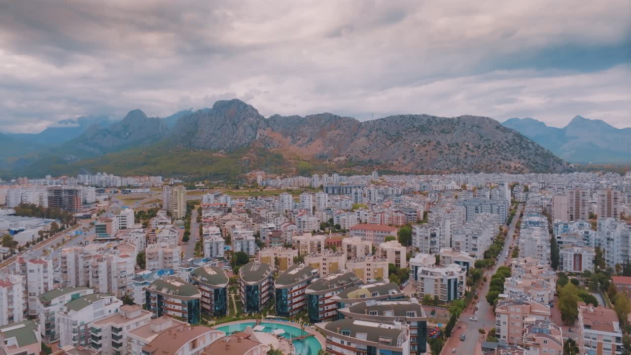 터키 의 해안 도시 와 그 배경 에 있는 산 들 의 공중 사진