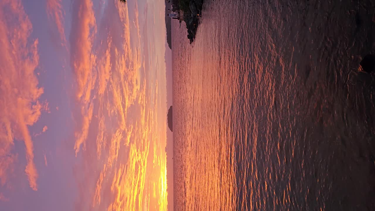 マレーシアのサバ州コタ・キナバルーの日没中のタンジュング・アルービーチの垂直景色