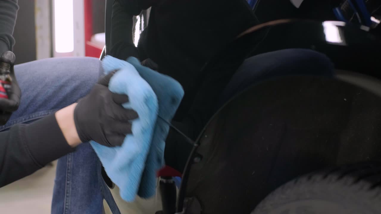 전문적인 자동차 청소. 샤워. 의 건조 청소 및 세부 사항. 바디의 깊은 청소, 좌석 청소. 자동차 세탁에서 거품을 는. 먼지에서 자동차 패널을 청소하는. 진공청소기