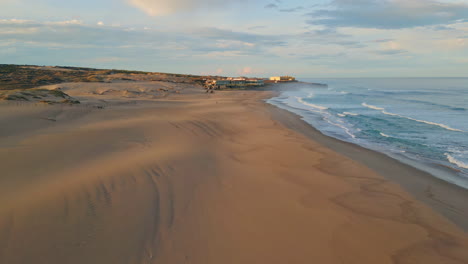 tranquila noche de surf en el mar naturaleza en cámara lenta pintorescas colinas aéreas playa