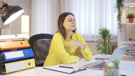 Mujer-Joven-Haciendo-Negocios-Remotos-En-Línea-Desde-Casa,-Sentada-En-La-Mesa,-Sonriendo-Y-Mirando-A-La-Cámara.