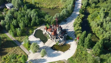 castillo mágico de cuento de hadas en medio de un bosque en el oblast de kyiv ucrania hecho por victoria film studio